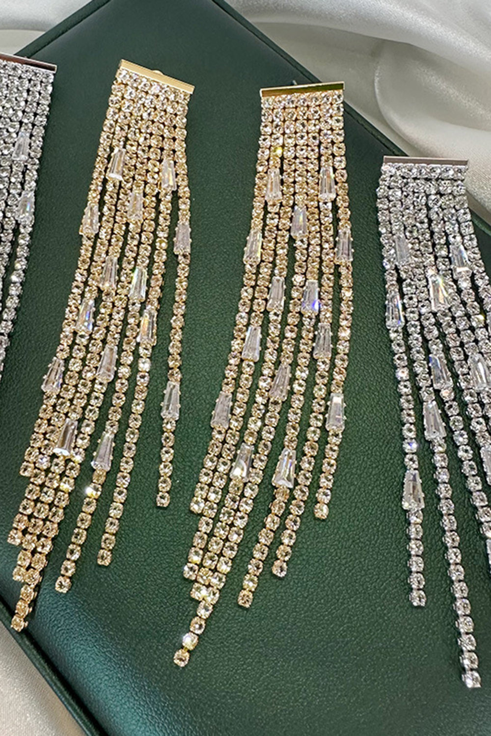 Pendientes largos con borla de diamantes de imitación dorados brillantes