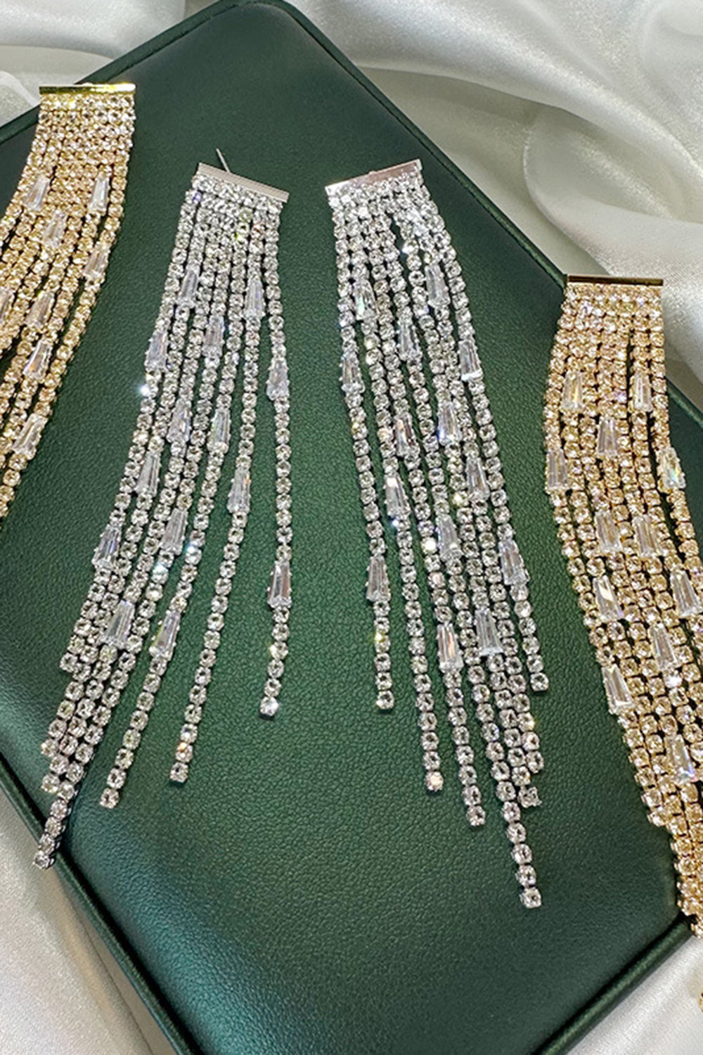 Pendientes largos con borla de diamantes de imitación dorados brillantes