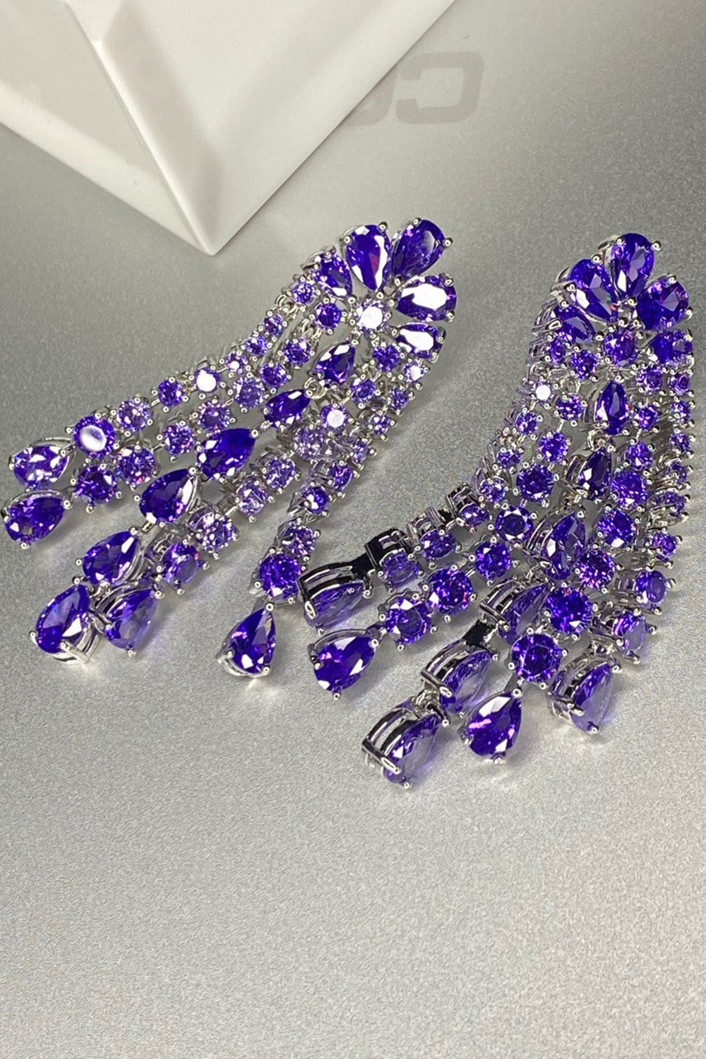 Pendientes colgantes de diamantes de imitación brillantes verdes para mujer