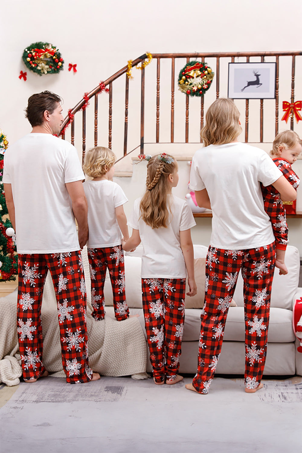 Pijama navideño a juego familiar con cuadros rojos
