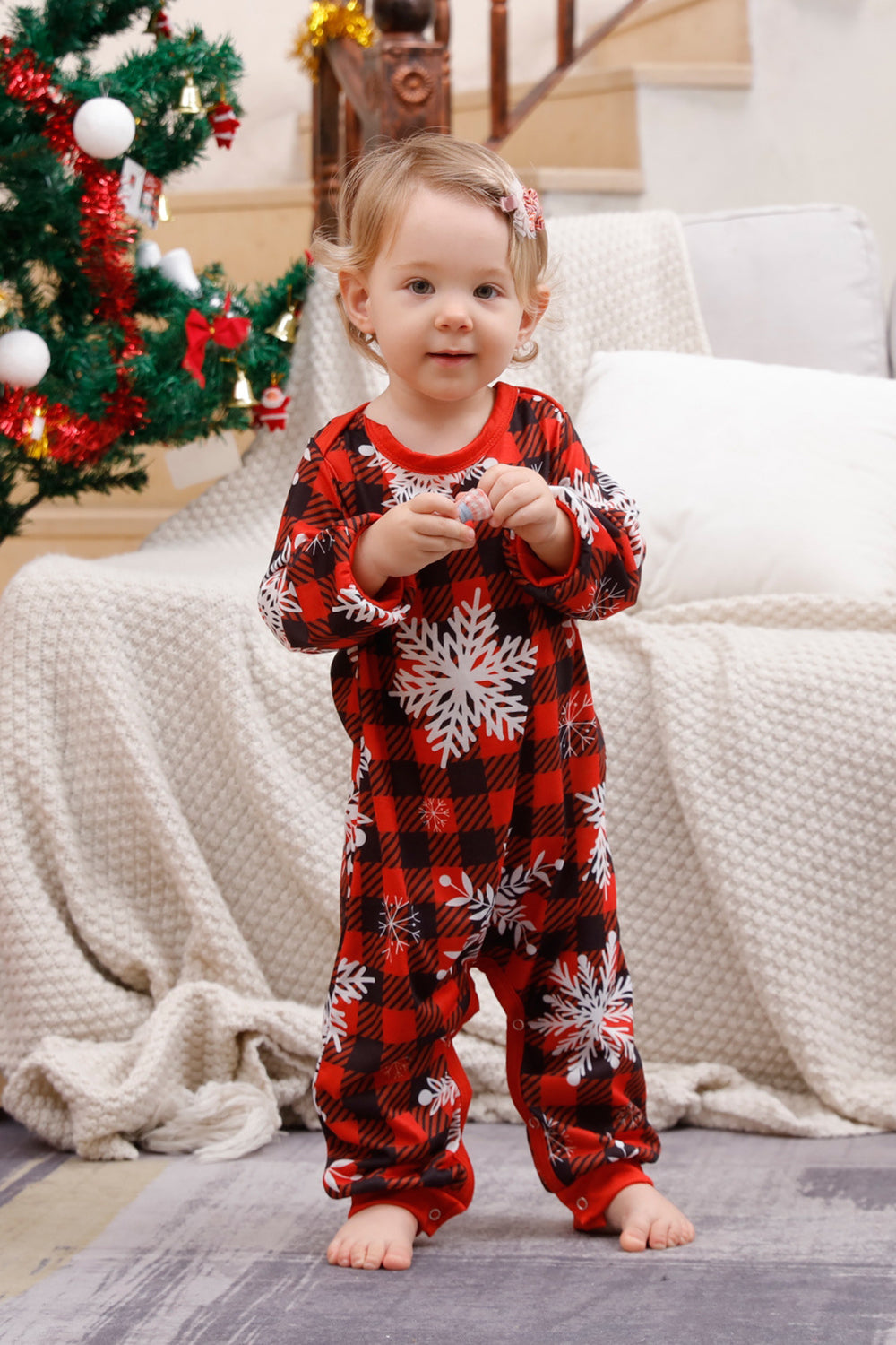 Pijama navideño a juego familiar con cuadros rojos