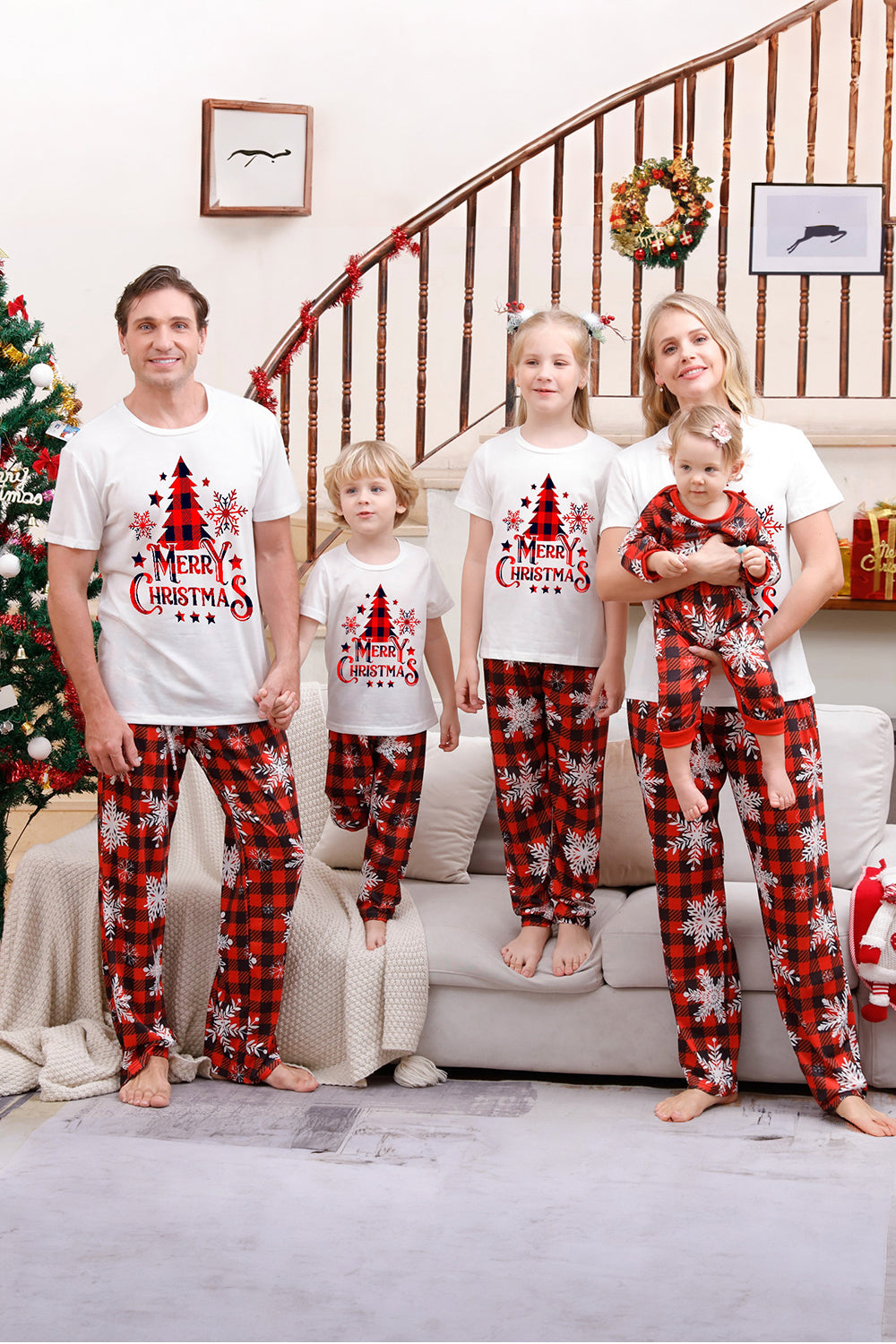 Pijama navideño a juego familiar con cuadros rojos