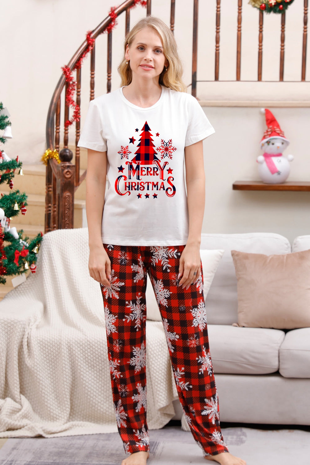 Pijama navideño a juego familiar con cuadros rojos