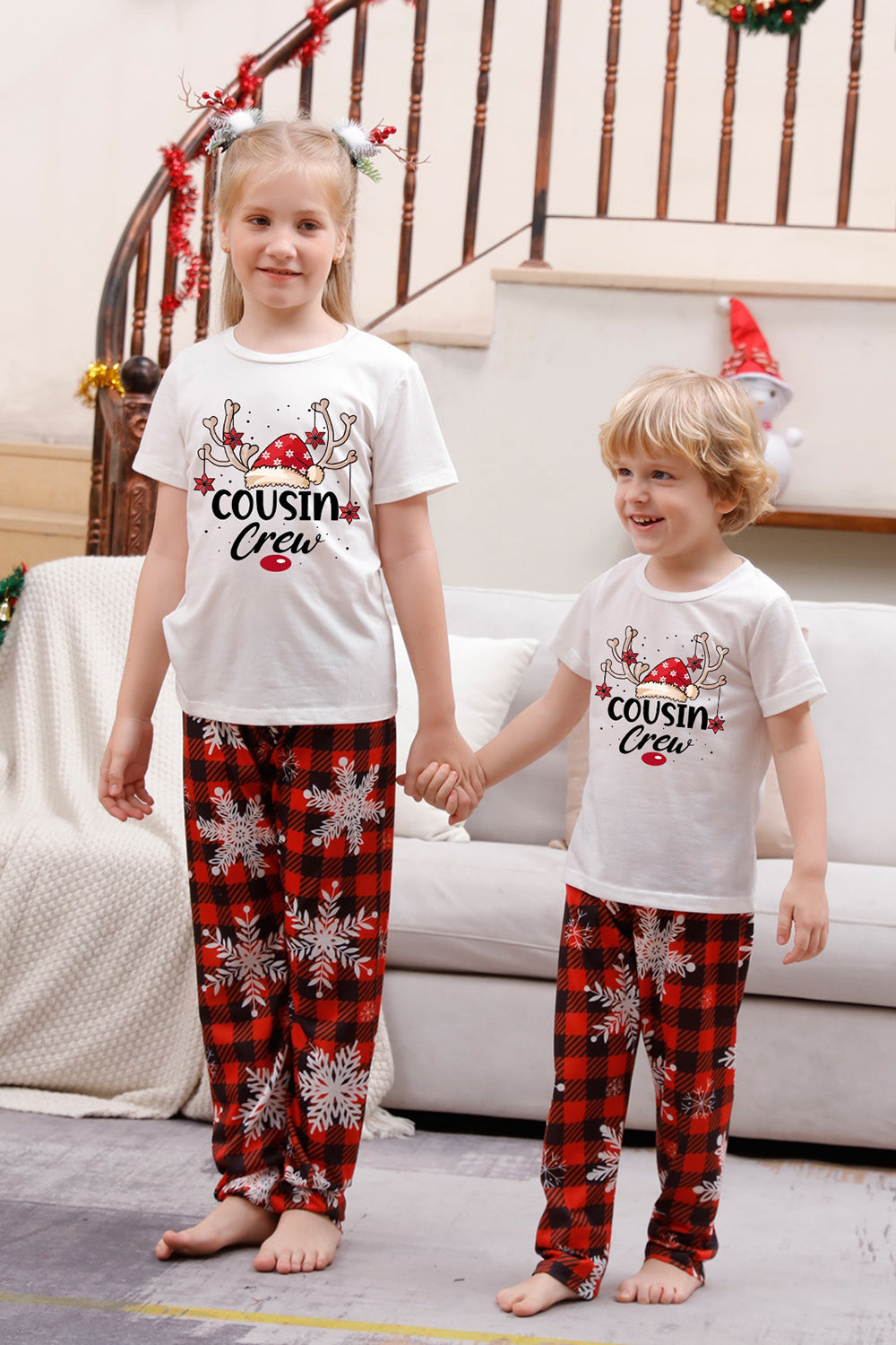 Pijama navideño a juego familiar con cuadros rojos