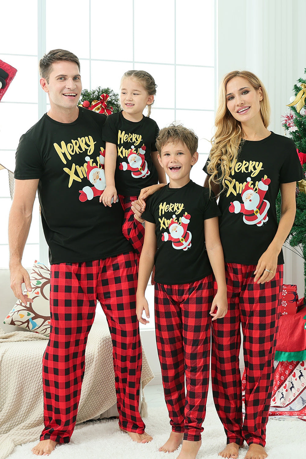 Pijama navideño familiar a cuadros negros y rojos con mangas cortas