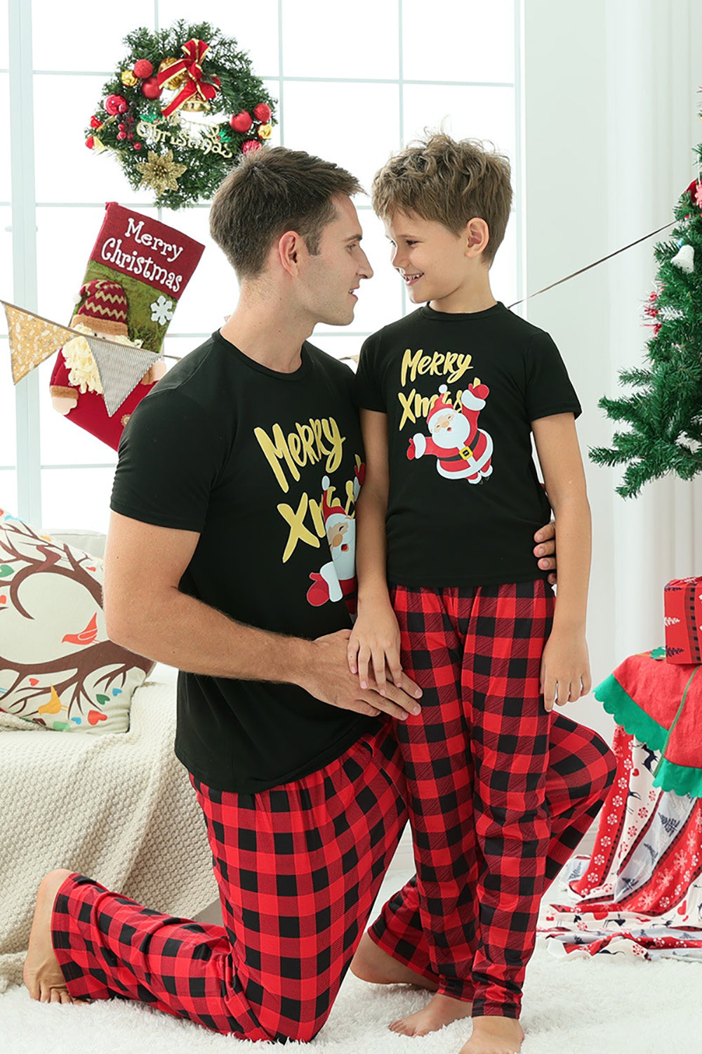 Pijama navideño familiar a cuadros negros y rojos con mangas cortas