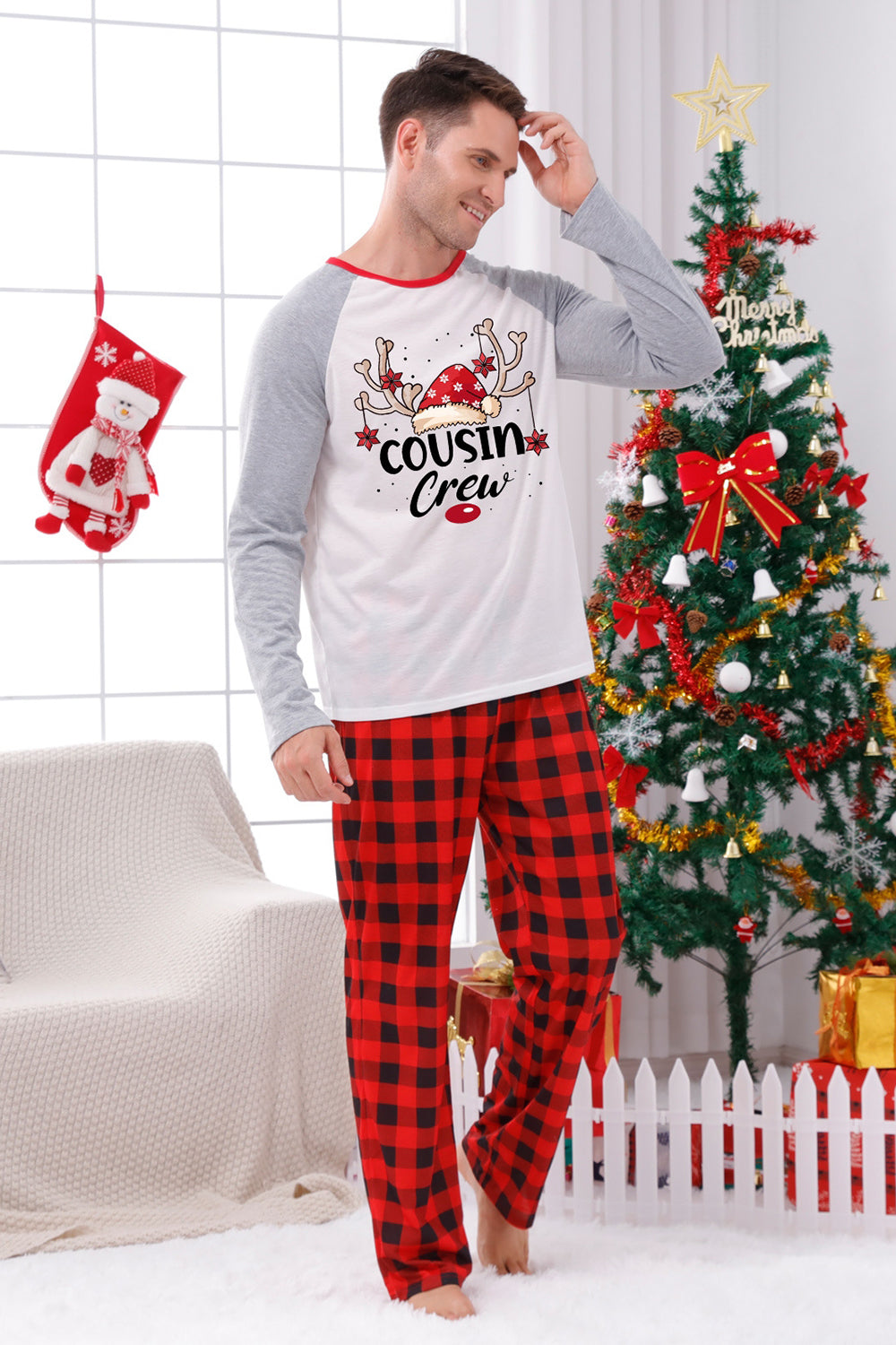 Pijama a cuadros navideños a juego con estampado familiar