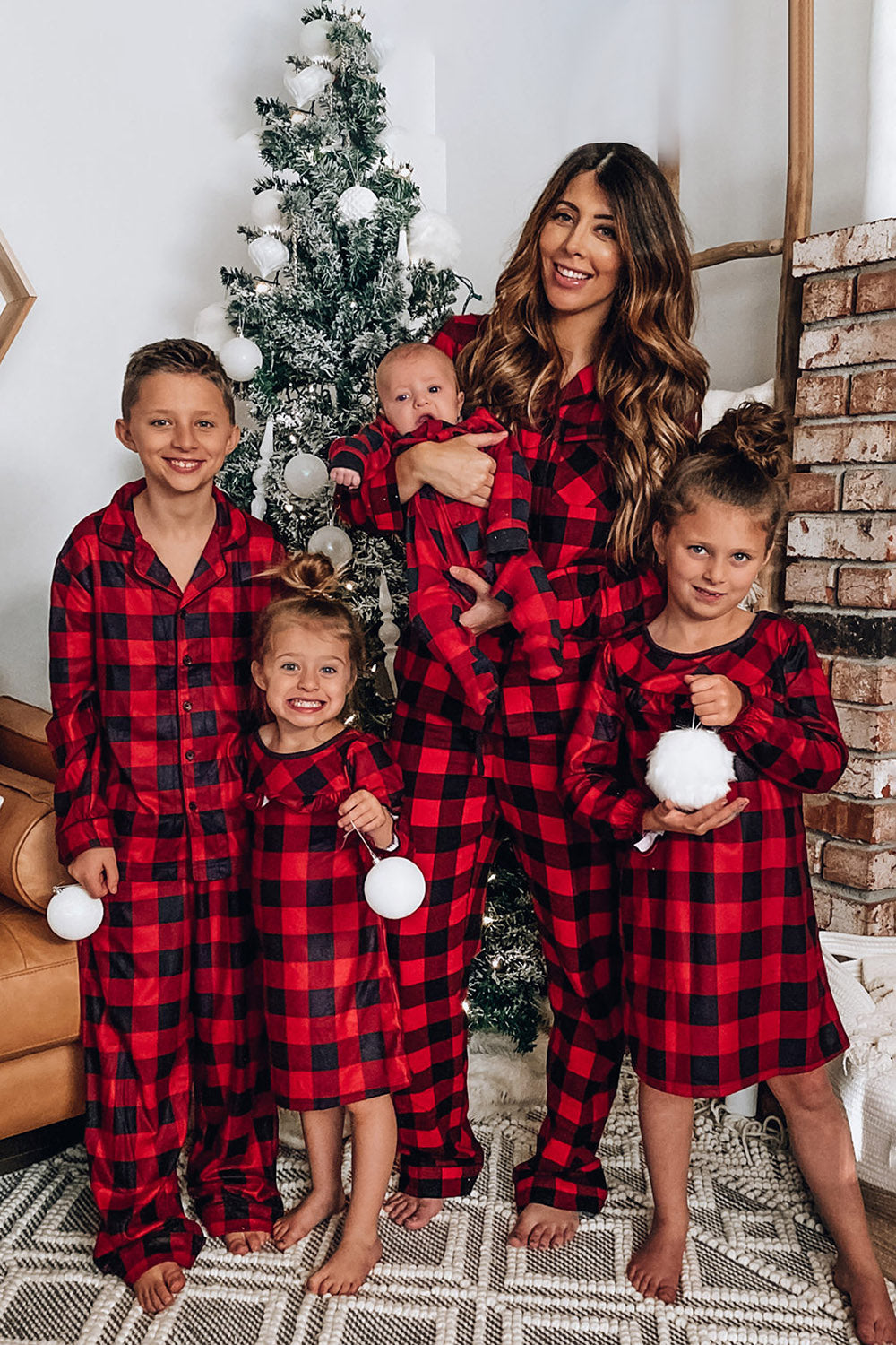 Juego de pijama de 2 piezas a juego de la familia de la familia a cuadros rojos