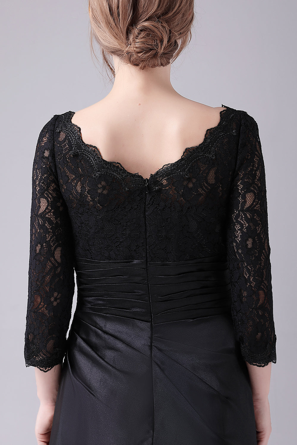 Vestido negro de manga larga con cuello barco de línea A