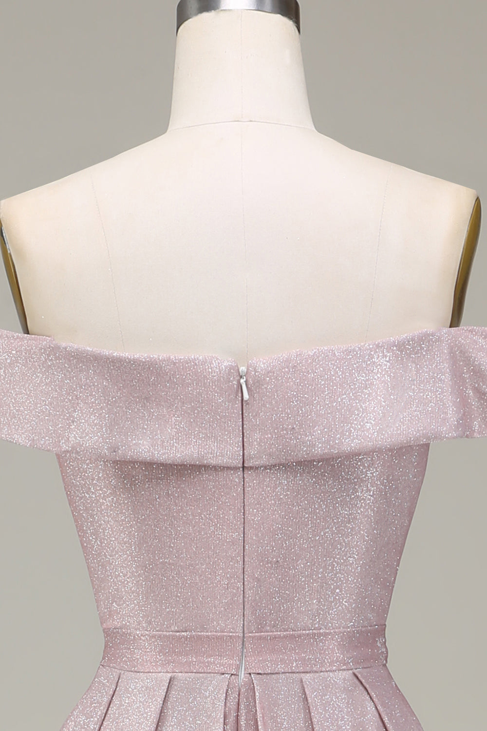 Vestido de fiesta gris rosa brillante con hombros descubiertos y plisado