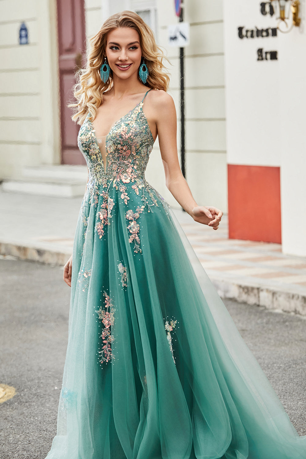 Vestido largo de fiesta con tirantes finos de una línea verde brillante con apliques de lentejuelas brillantes
