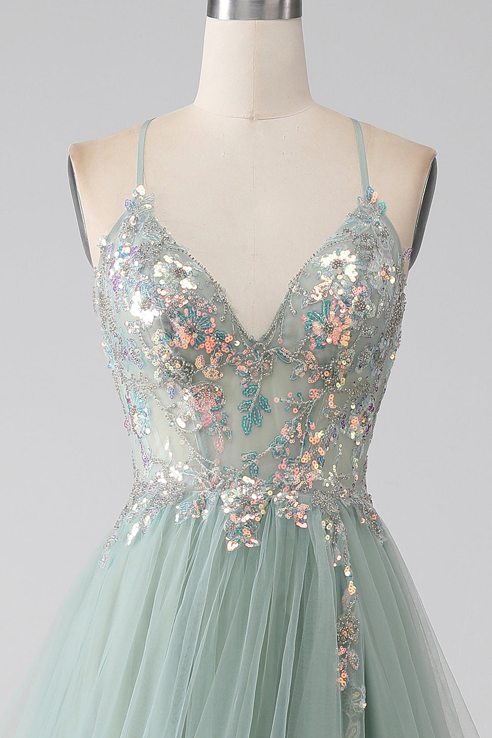 Vestido de fiesta verde claro con cuentas de una línea con abertura