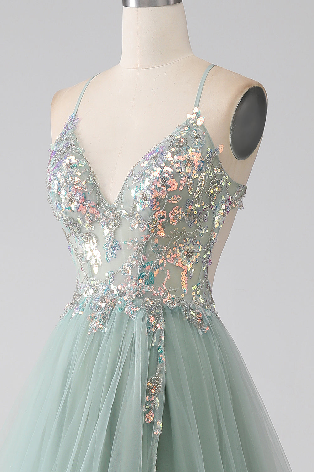 Vestido de fiesta verde claro con cuentas de una línea con abertura