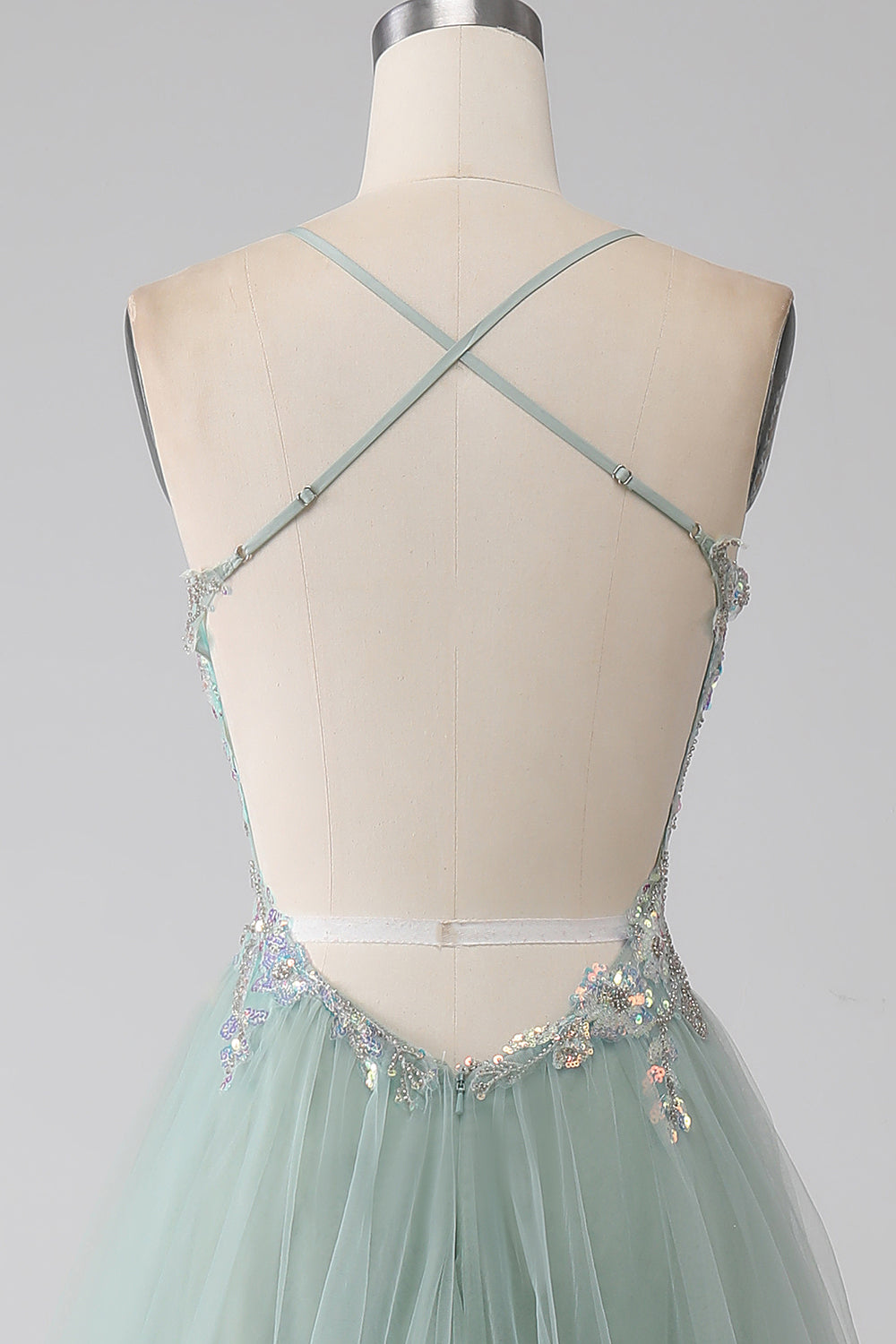 Vestido de fiesta verde claro con cuentas de una línea con abertura