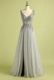 Vestido gris  de fiesta con cuello en V con cuentas
