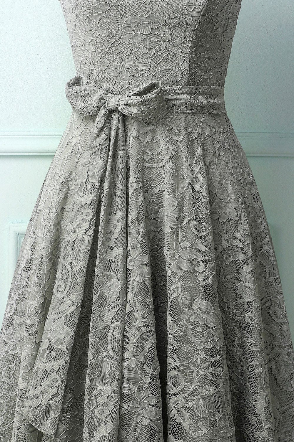 Vestido midi de encaje gris