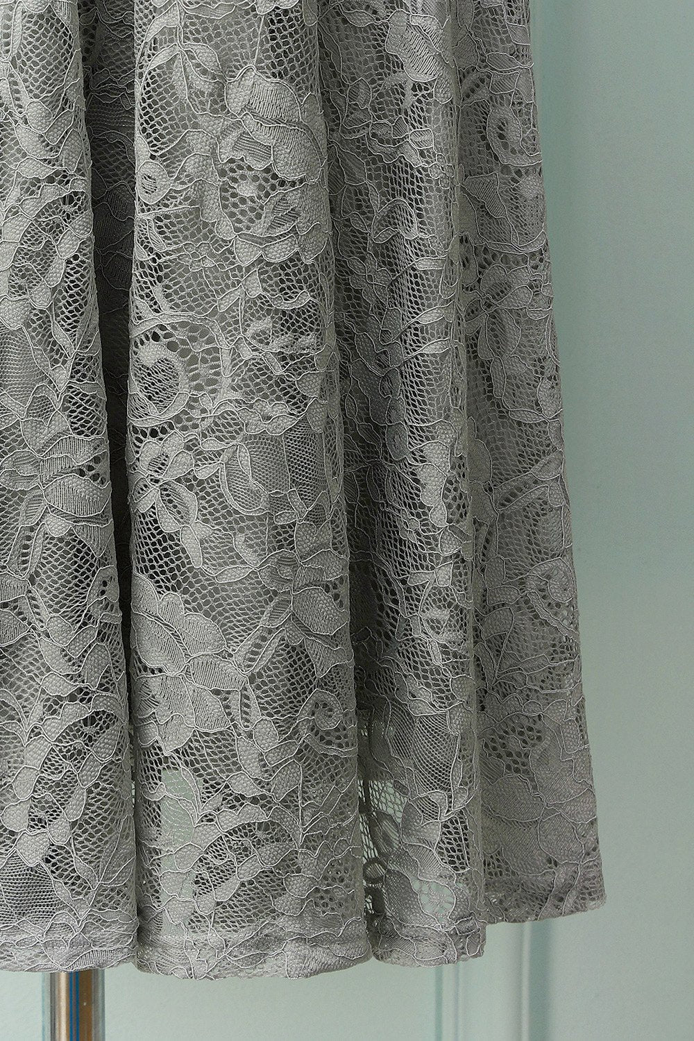 Vestido midi de encaje gris