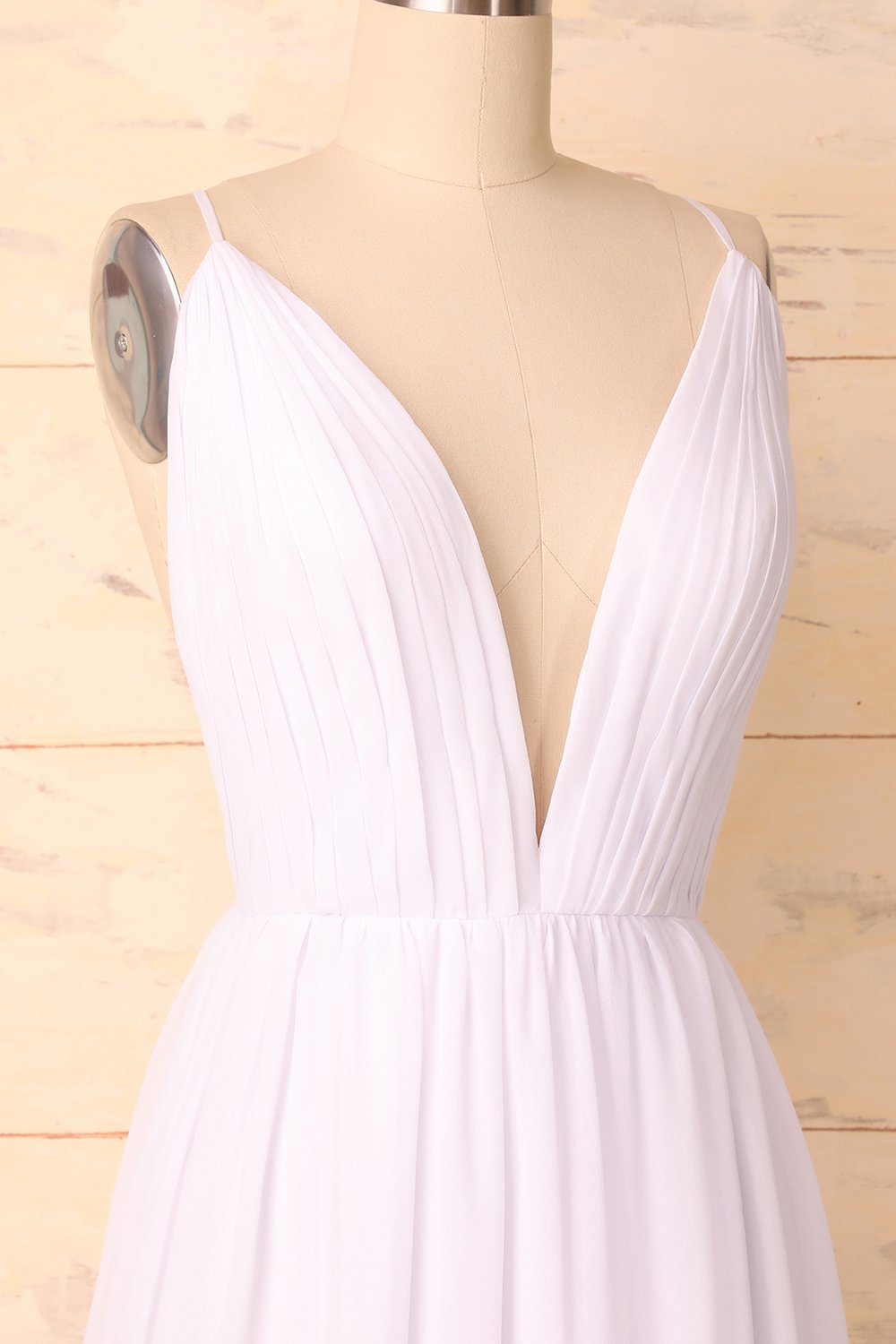 Vestido con cuello en V profundo