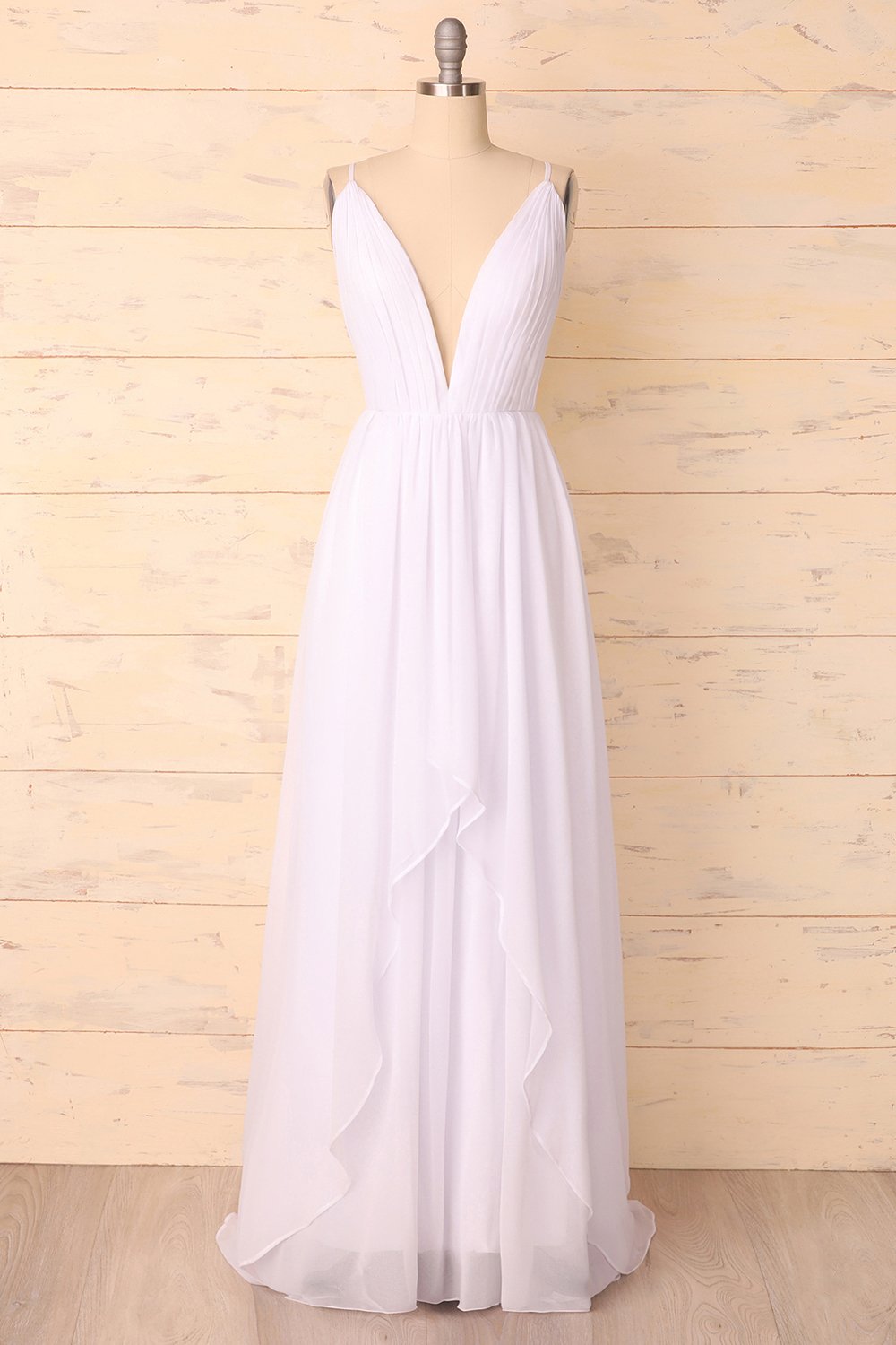Vestido con cuello en V profundo