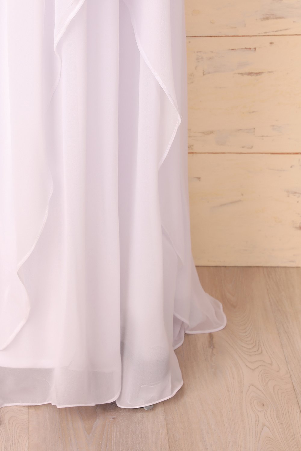 Vestido con cuello en V profundo
