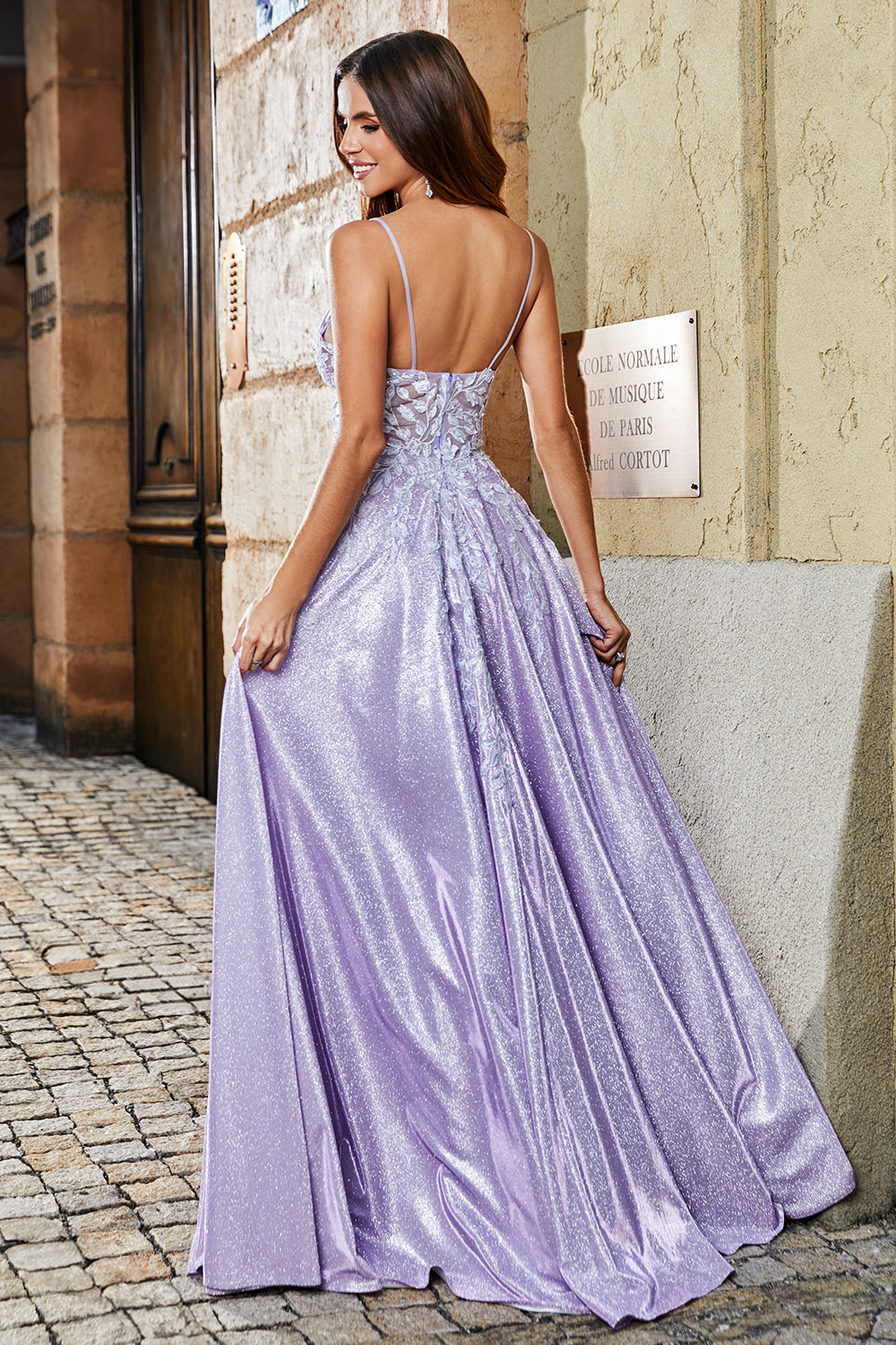 Vestido de fiesta largo con purpurina de tirantes finos de línea A lila con abalorios