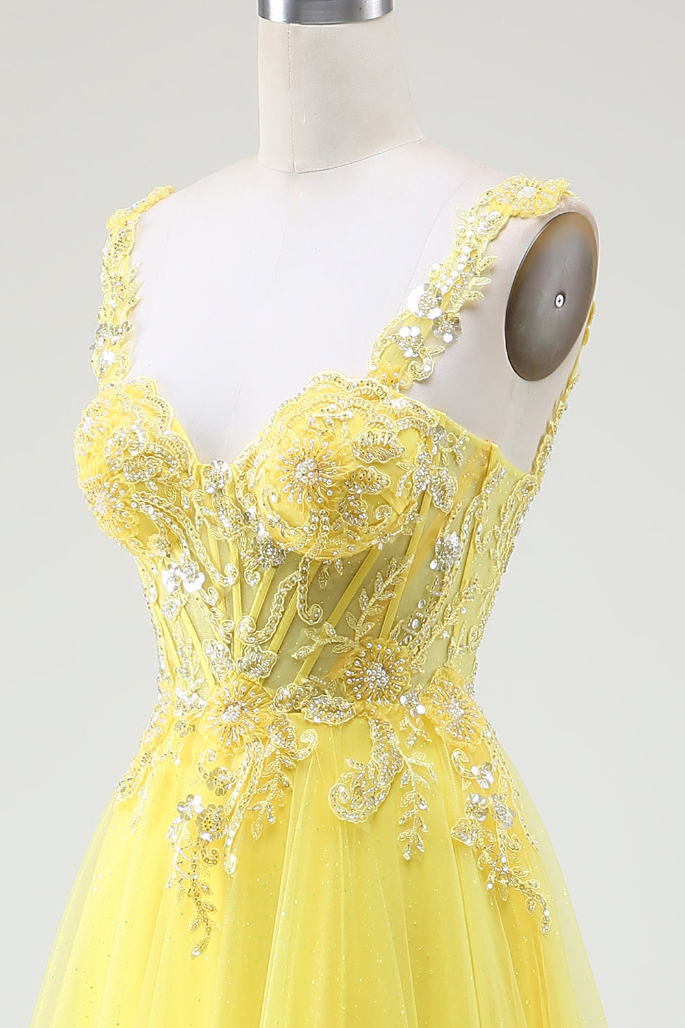 Vestido de fiesta corsé amarillo con cuentas de tul con abertura