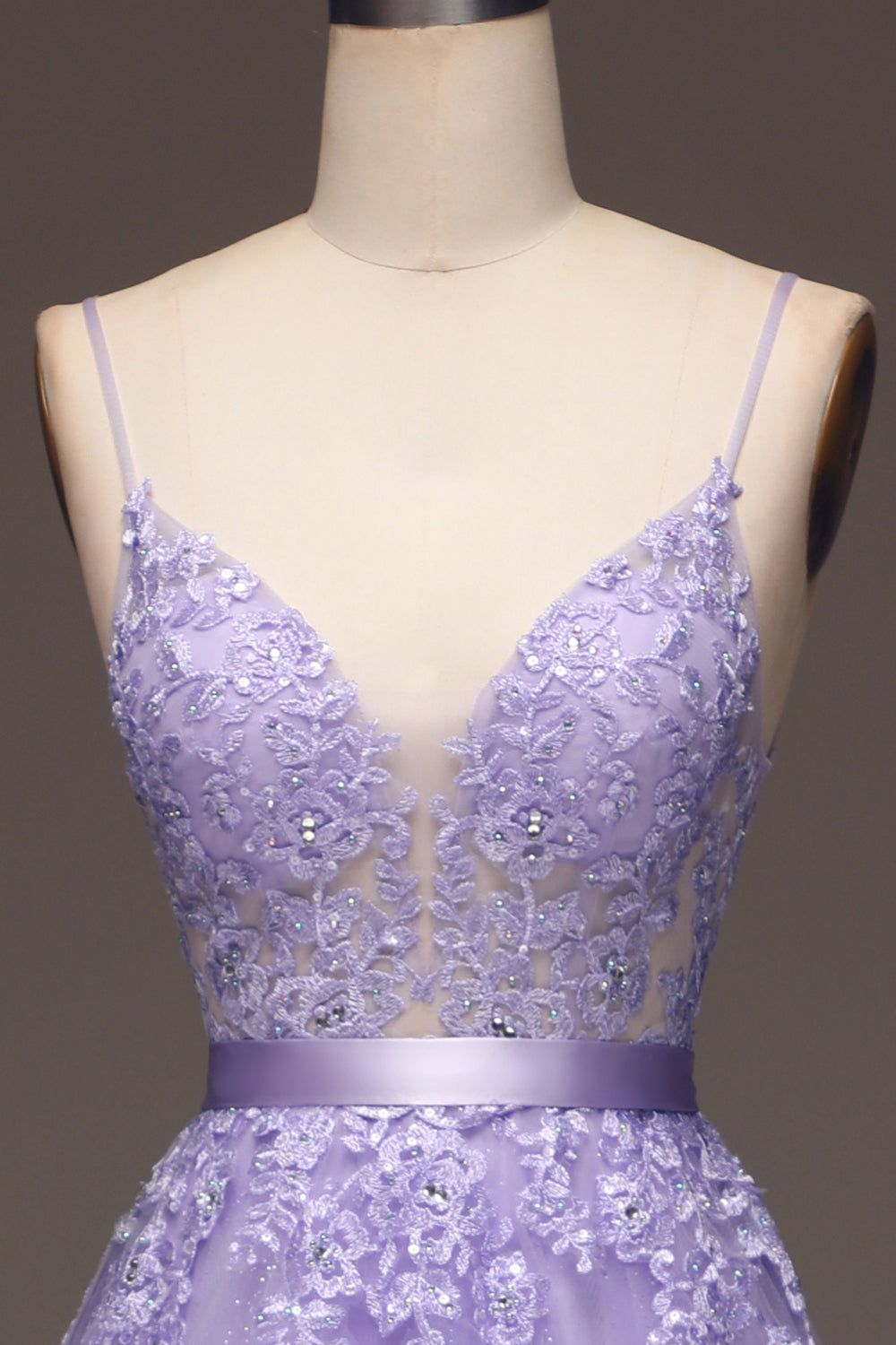 Vestido de fiesta de tul y cuentas de tirantes finos de línea A púrpura con cuentas y apliques