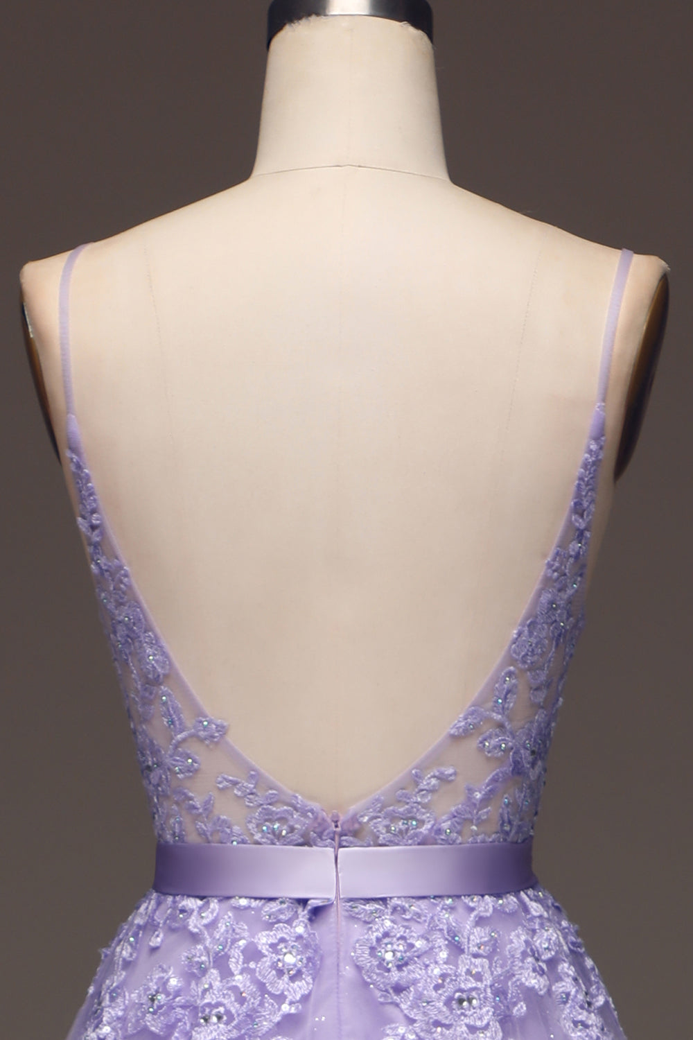 Vestido de fiesta de tul y cuentas de tirantes finos de línea A púrpura con cuentas y apliques