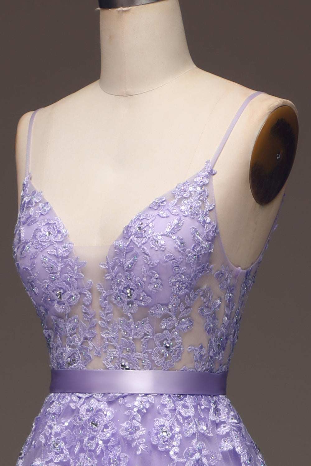Vestido de fiesta de tul y cuentas de tirantes finos de línea A púrpura con cuentas y apliques