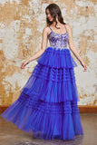 Precioso vestido de fiesta largo azul real con tirantes de espagueti de una línea con apliques de volantes