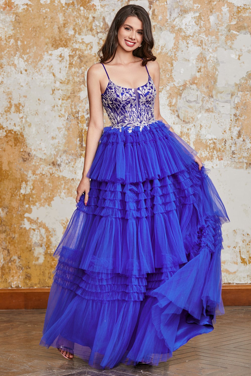 Precioso vestido de fiesta largo azul real con tirantes de espagueti de una línea con apliques de volantes
