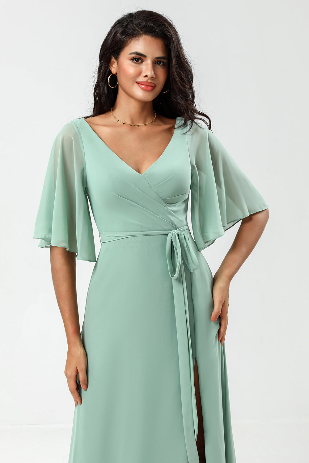 Vestido de dama de honor de menta con cuello en V de gasa con hendidura