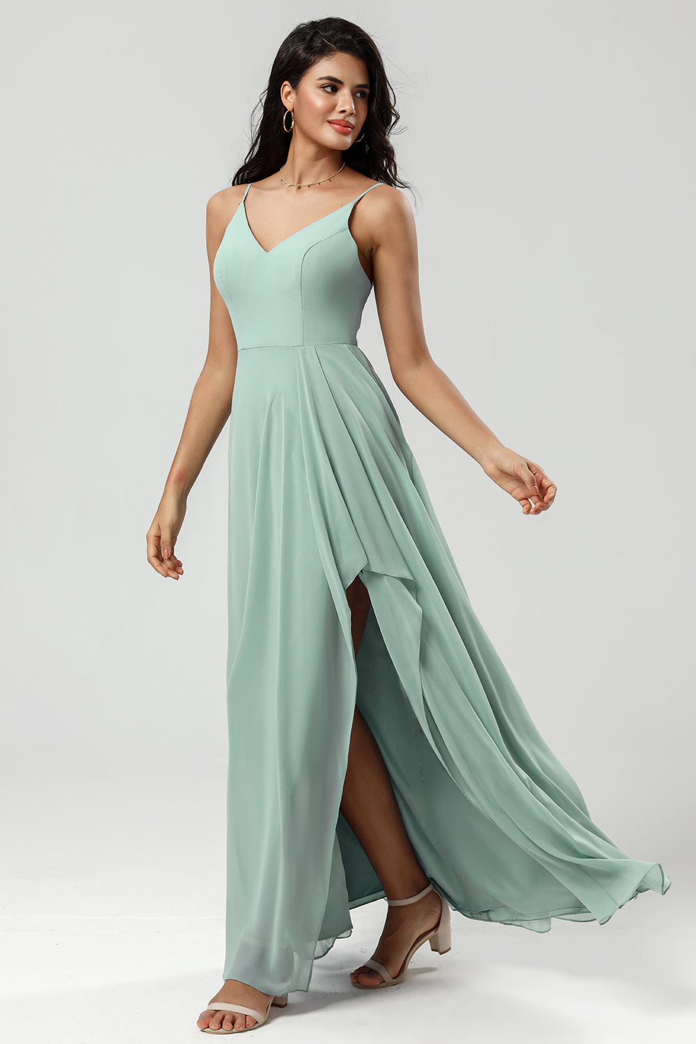 Correas de espagueti verde Vestido de dama de honor largo con volantes