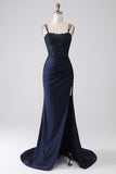 Vestido de fiesta azul marino con cuentas de sirena con volantes