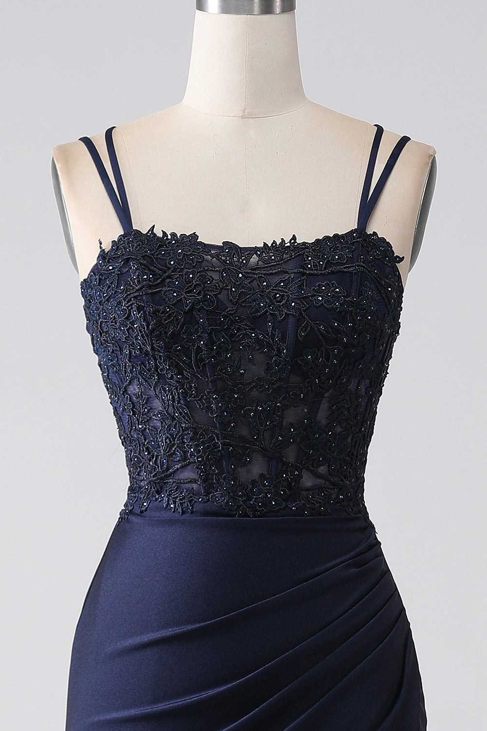 Vestido de fiesta azul marino con cuentas de sirena con volantes