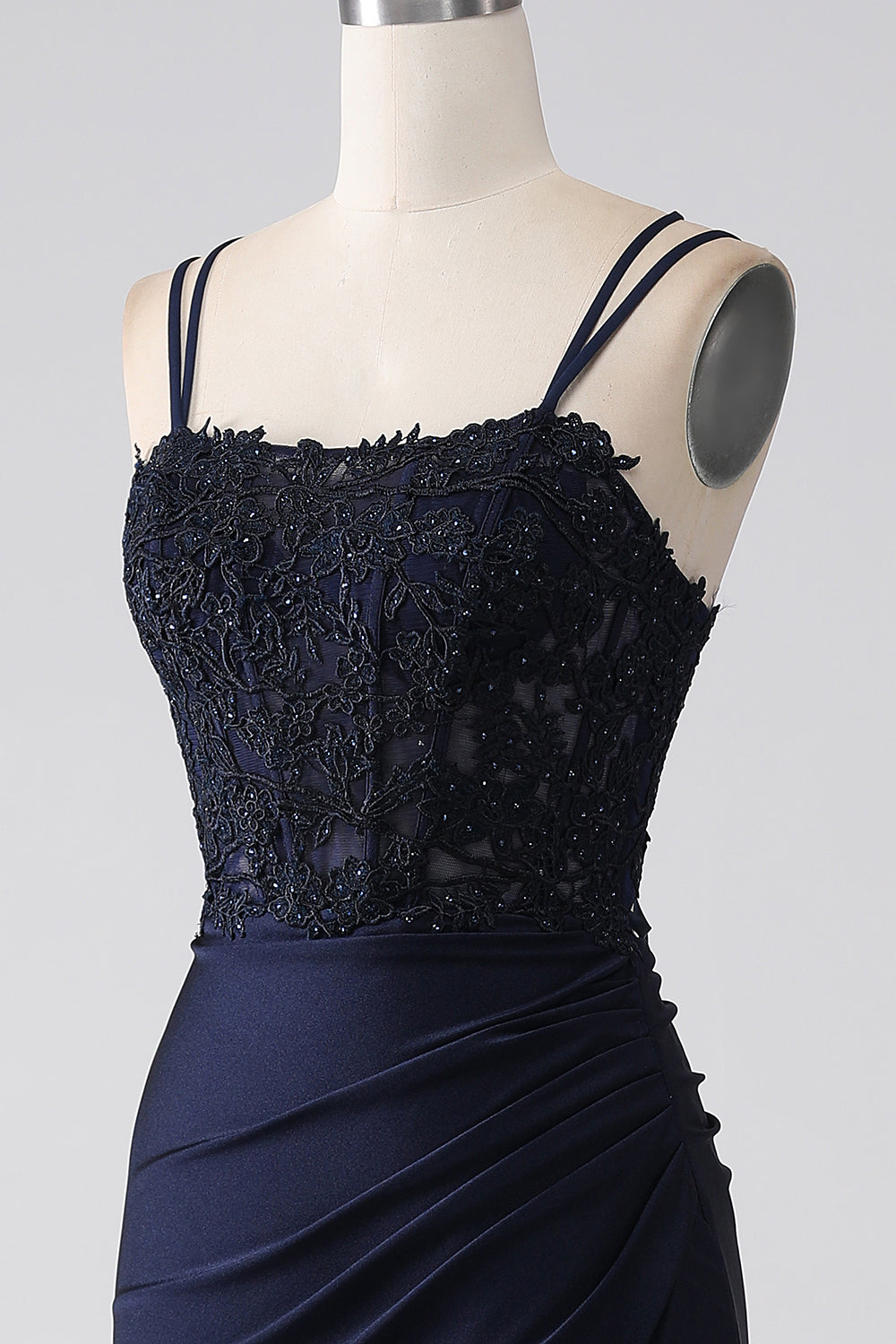 Vestido de fiesta azul marino con cuentas de sirena con volantes