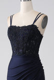 Vestido de fiesta azul marino con cuentas de sirena con volantes