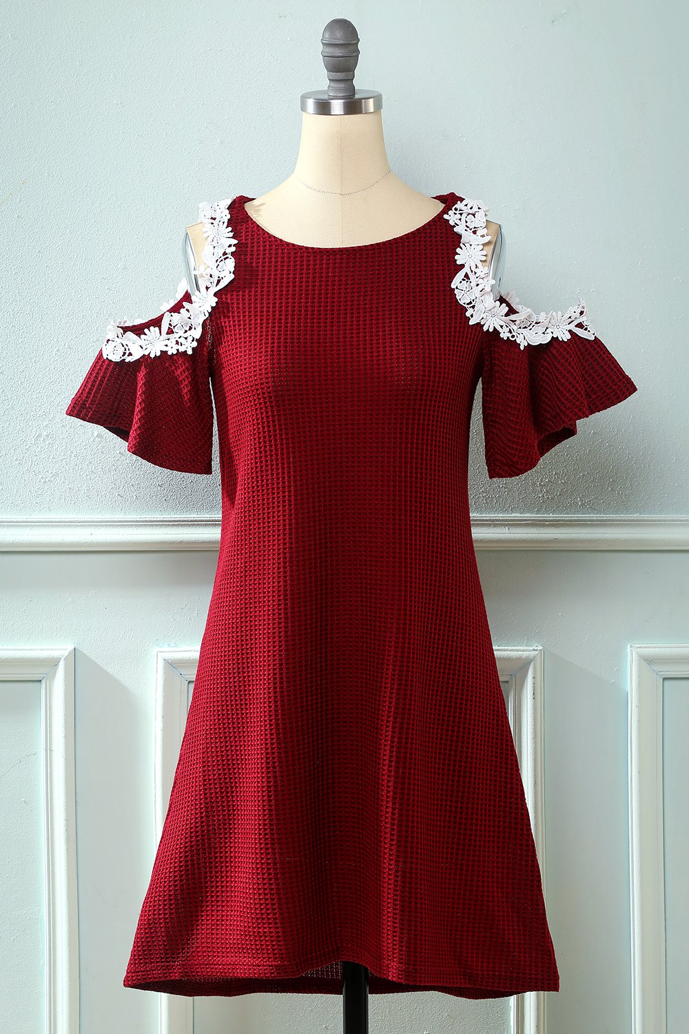 Vestido de punto rojo oscuro fuera del hombro con apliques