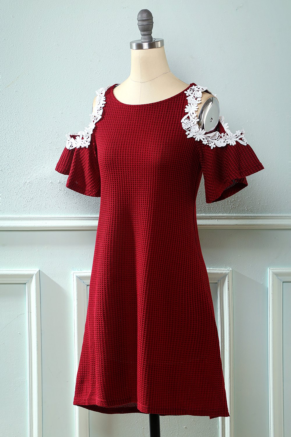 Vestido de punto rojo oscuro fuera del hombro con apliques