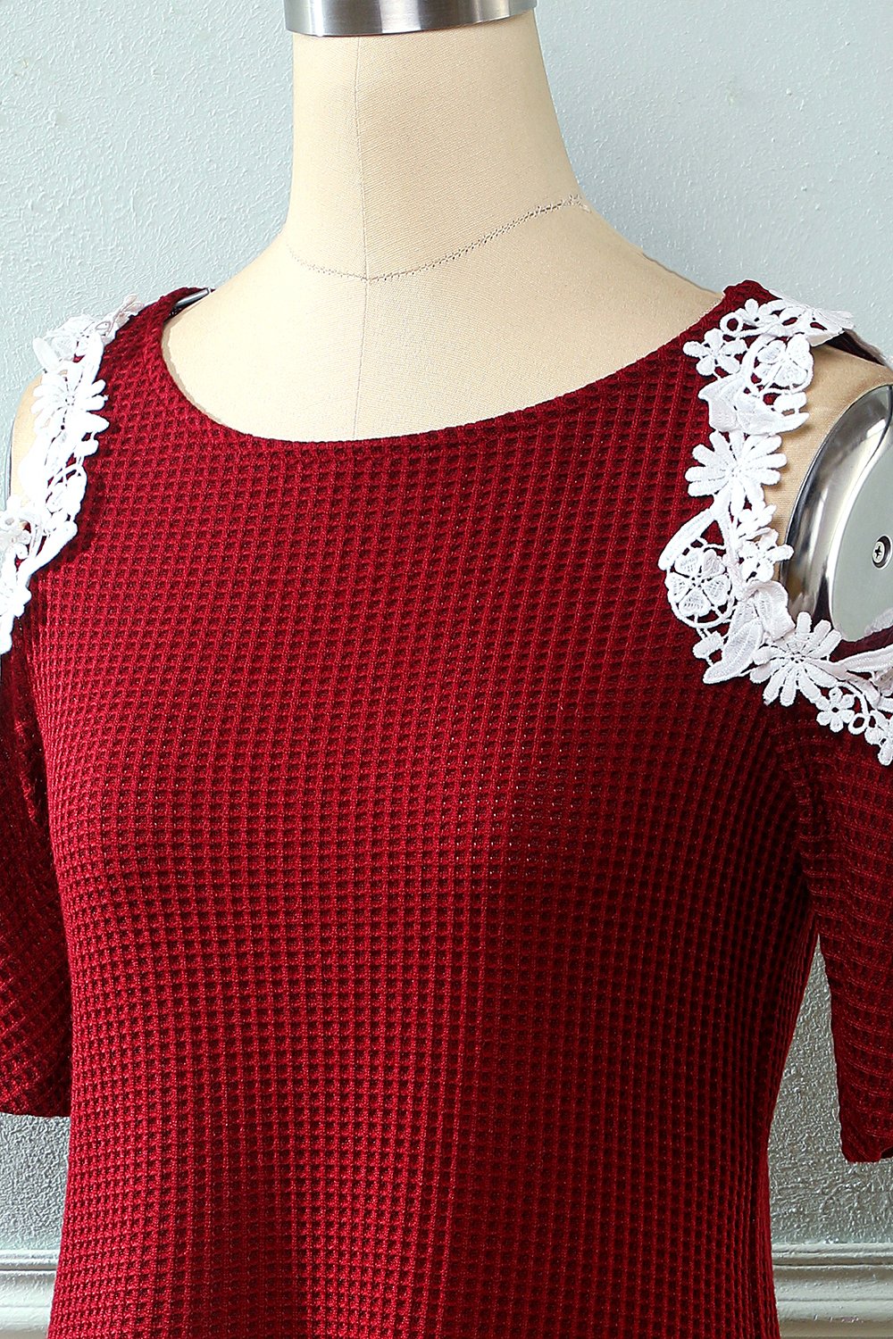 Vestido de punto rojo oscuro fuera del hombro con apliques