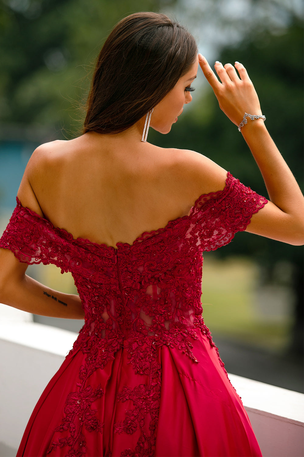 Vestido de fiesta largo rojo fuera del hombro
