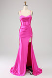 Impresionante vestido de fiesta de corsé fucsia con correas de espagueti de sirena con frente dividido