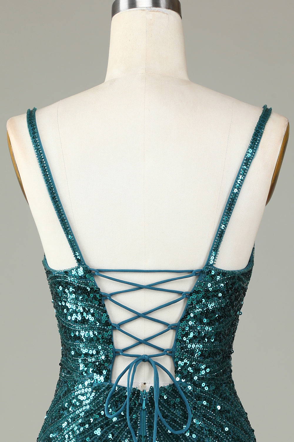 Vestido de noche corto con escote en V espalda con cordones y tirantes finos en azul brillante y cuentas