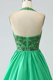 Vestido de fiesta halter verde satinado con abalorios