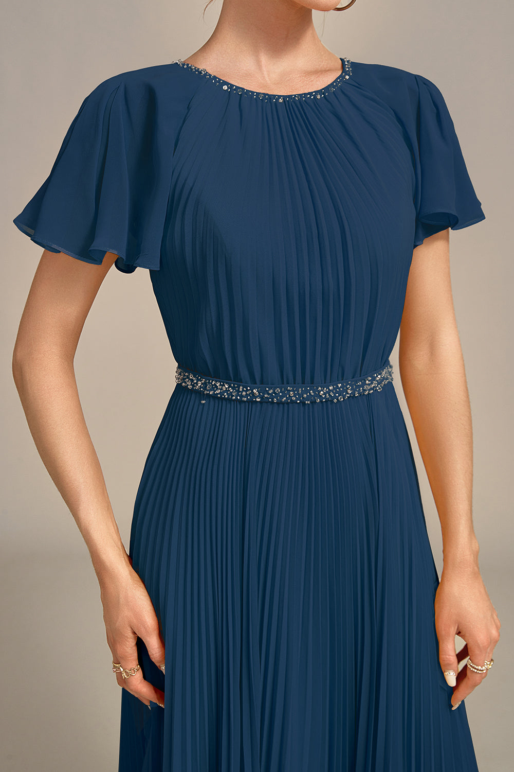 Vestido de novia plisado azul marino de cuello redondo con manga corta