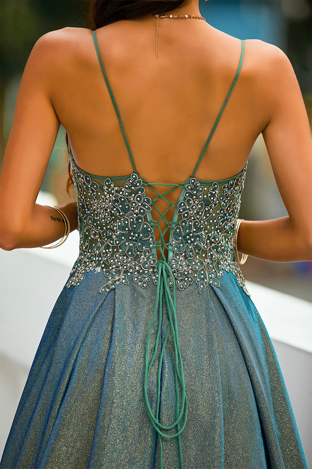 Vestido largo de fiesta con tirantes finos gris oscuro