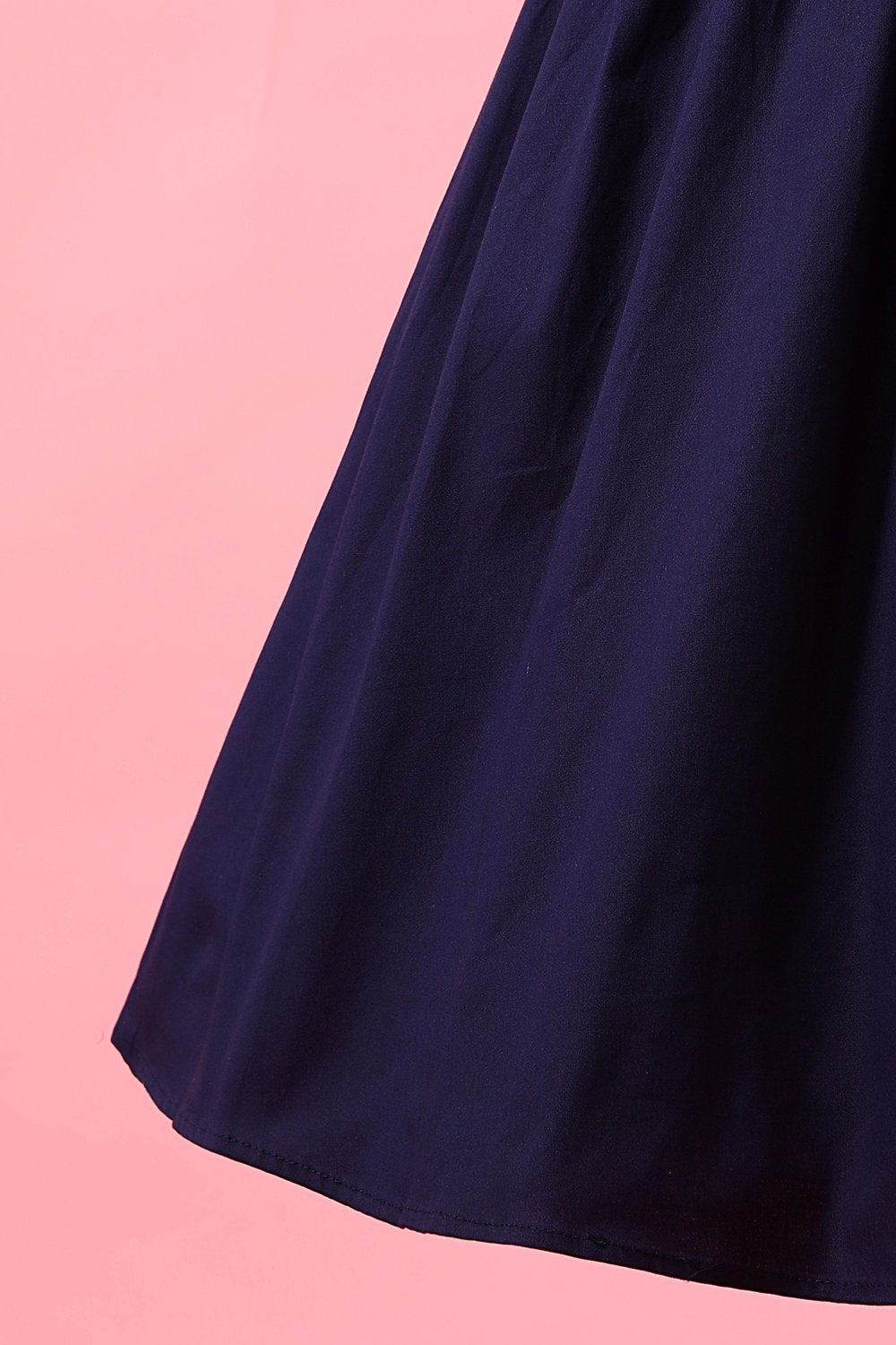 Vestido casual azul marino con cuello en V