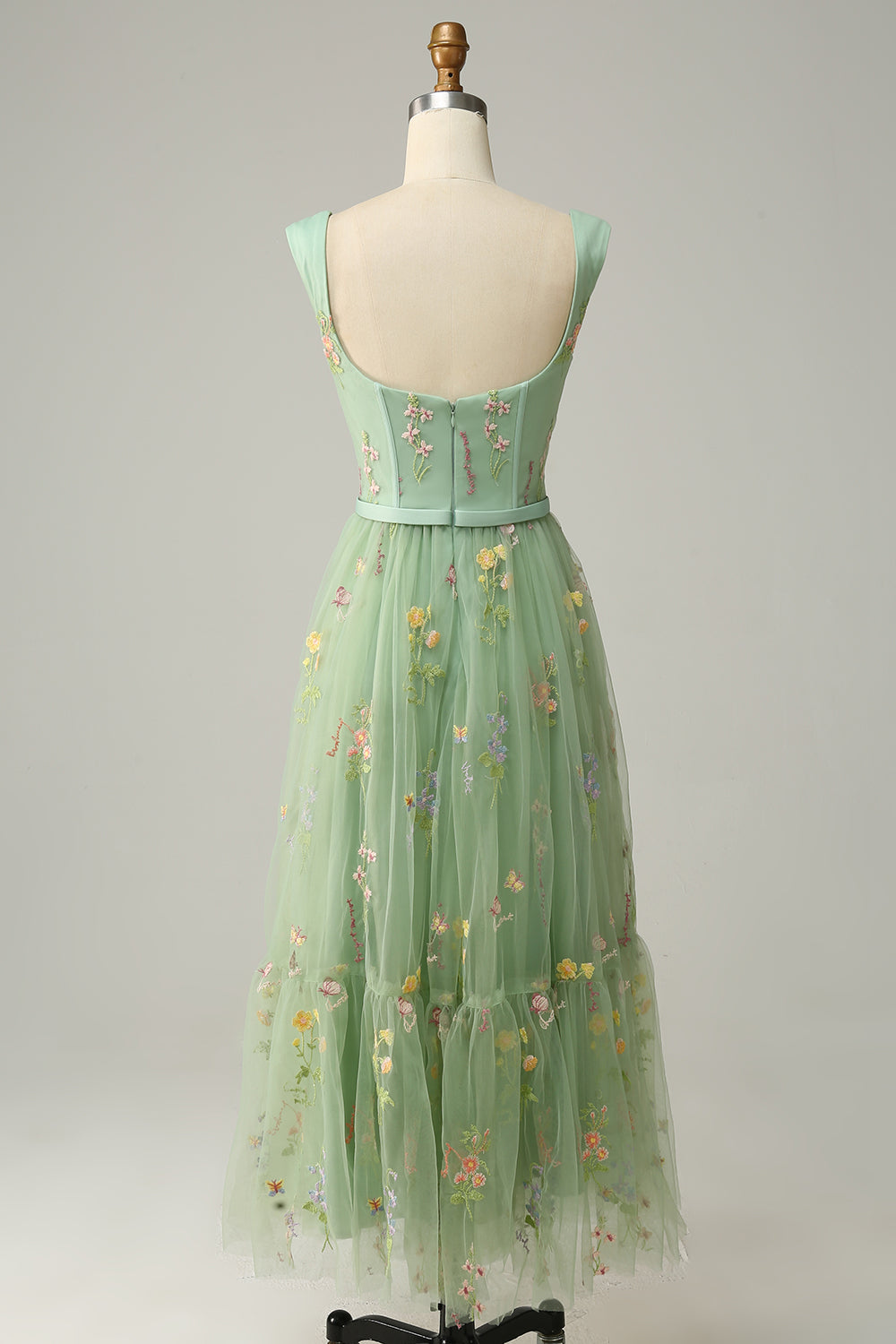 Vestido de fiesta largo morado claro con escote corazón de princesa con bordado
