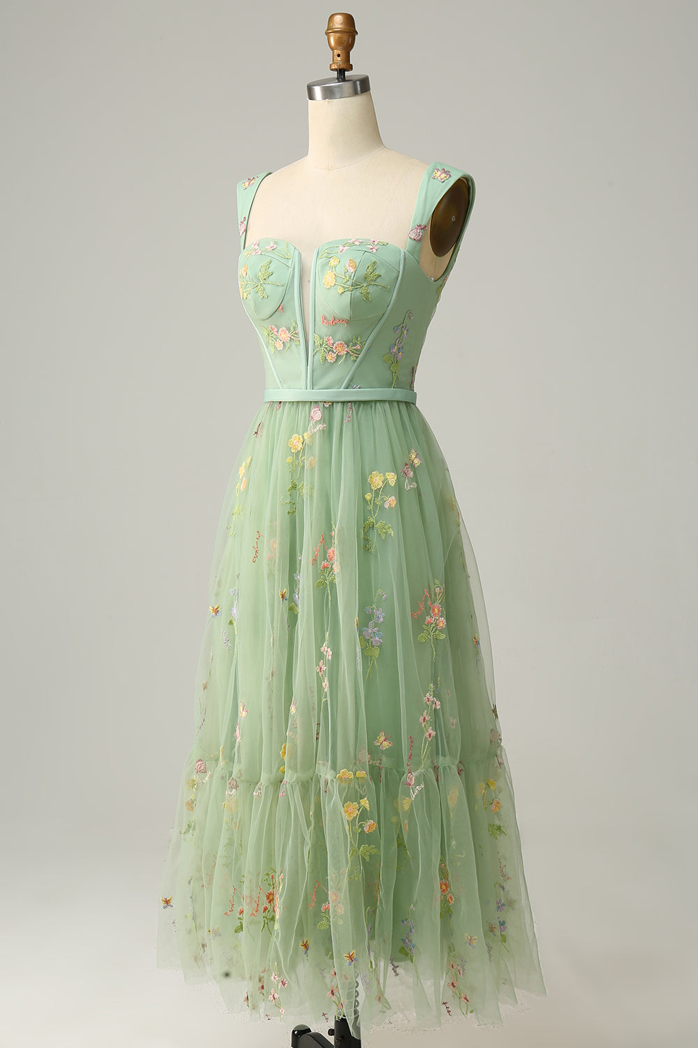 Vestido de fiesta largo morado claro con escote corazón de princesa con bordado