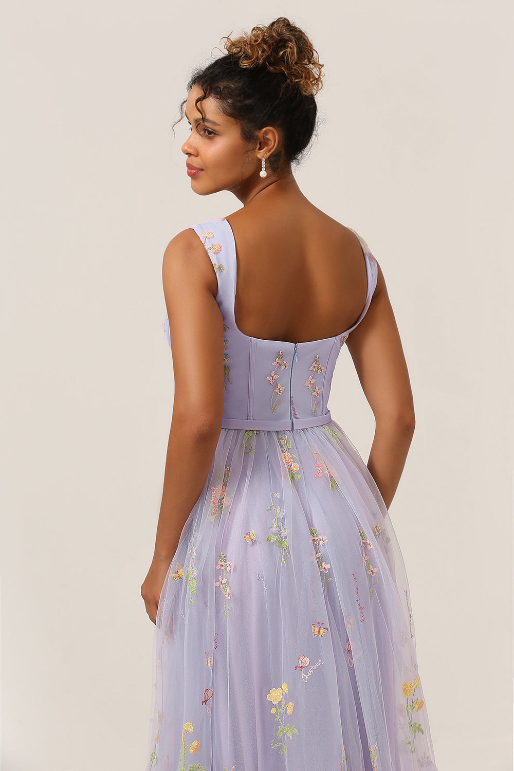 Vestido de fiesta largo morado claro con escote corazón de princesa con bordado